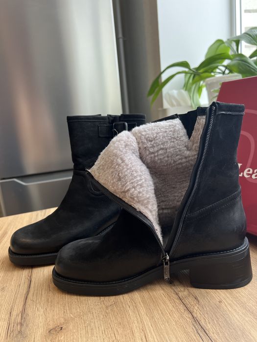 Продаж жіночих напівчоботів.