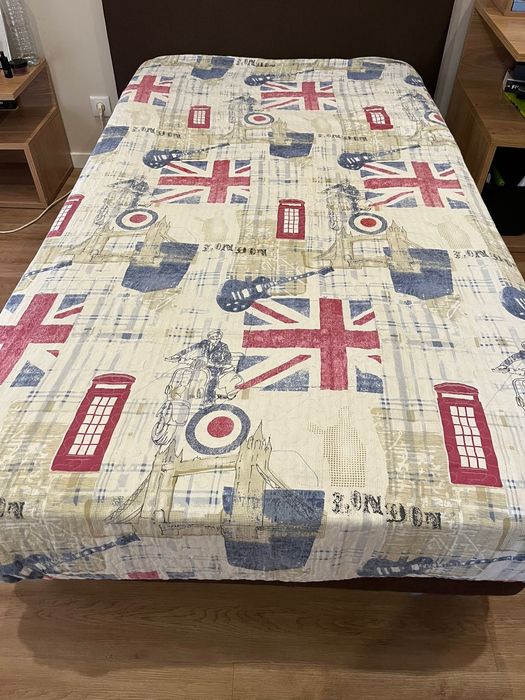 Cama, colchão e mesa de cabeceira