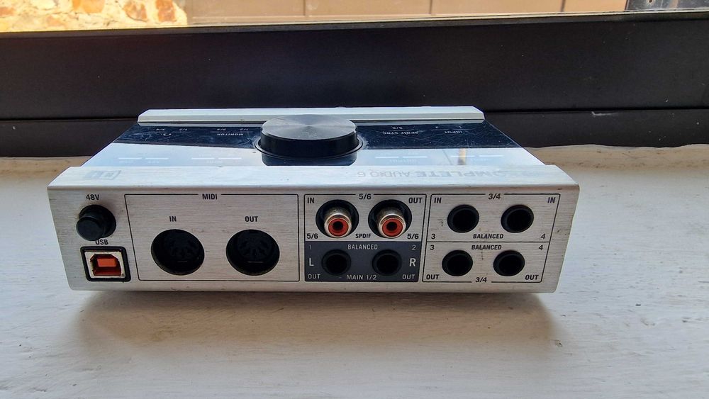 Placa de som Native Instruments Komplete Audio 6