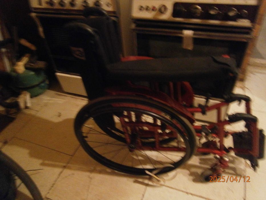 инвалидная коляска.