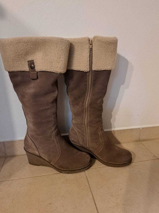 Skórzane kozaki Contes na koturnie, beżowe