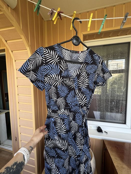 Літня сукня з легкого матеріалу довга