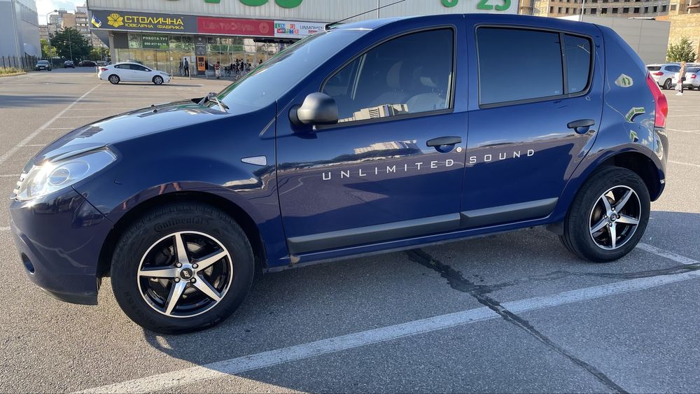 Автомобіль Dacia Sandero