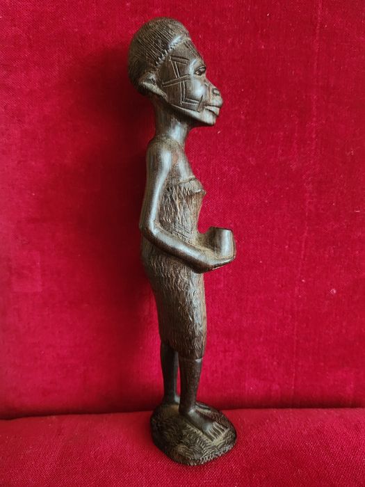 Figurka ,rzeźba drewniana Afrykanka .