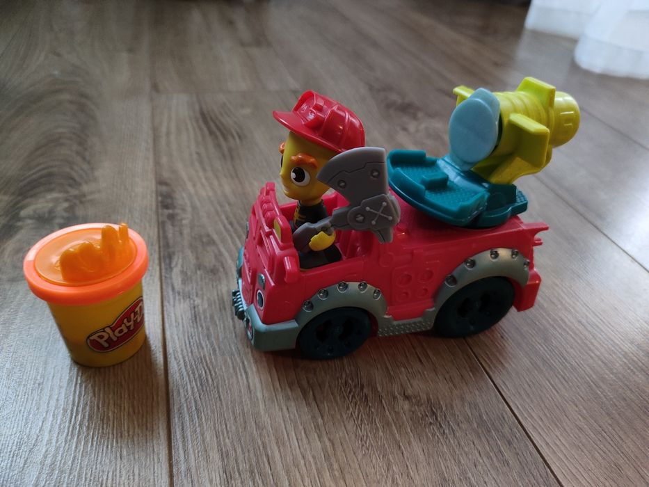 4 zestawy Play doh:straż pożarna,dinozaur,miasto,maszynka