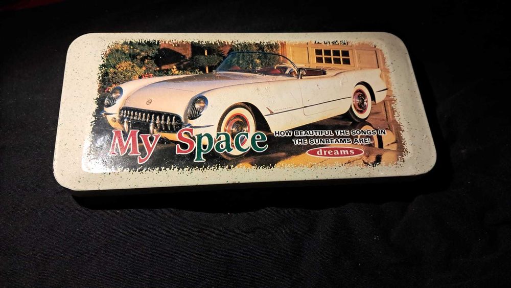 Caixa Metálica Vintage - Estilo Retrô com Carro Clássico