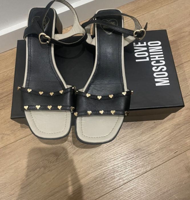 Sandalias love moschino