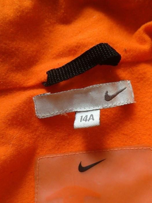 Курточка Nike чорного кольору