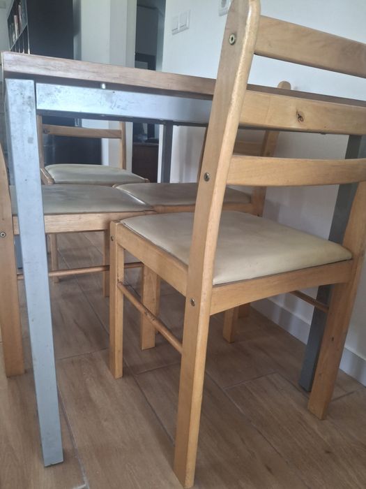 Mesa  com 3 cadeiras.