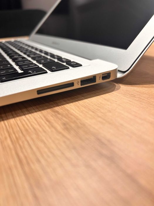 Laptop MacBook Air 13” 2017 128GB 8GB RAM + myszka Magic Mouse 2
