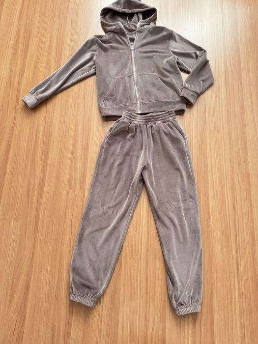 Спортивный костюм велюровый,на девочку Mevis, одели два раза, рост 152