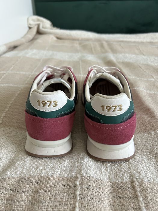 Rożowe sneakesry z zamszowymi detalami Pepe Jeans