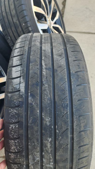 Jantes 17 modelo Madrid
Original de Volkswagen Golf Mk7.5 
Furação: 5x112 
Pneus: Yokohama Bluearth 225/45R17 (2 estão novos e 2 com algum uso)