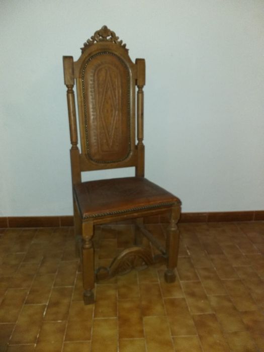 Mesa de madeira com 8 cadeiras