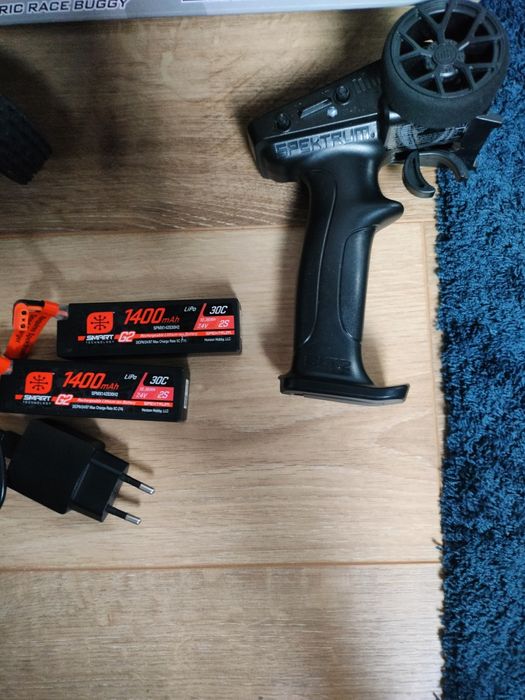 Arrma typhon grom szczotkowy rc baterie 2s 7.4v aparatura stand pilot