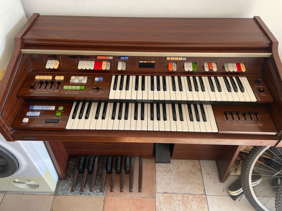 órgão vintage em ótimo estado