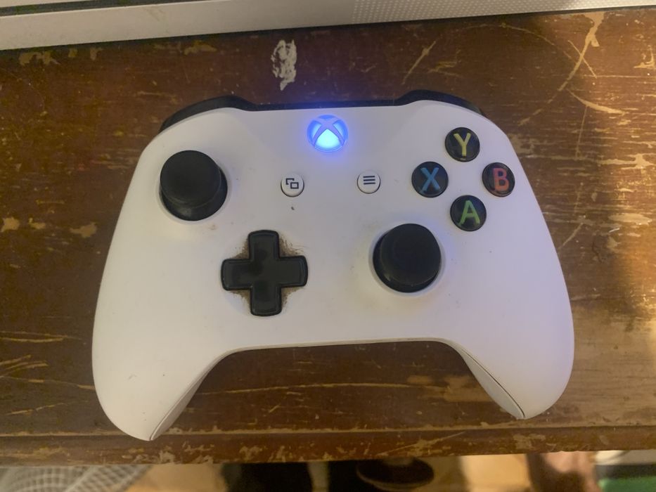 Xbox one s com dois comandos e vários jogos incluidos