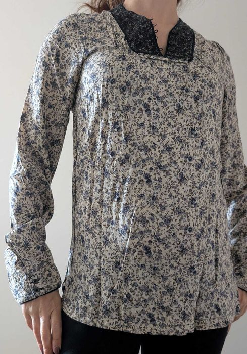 Blusa florida com pormenor no colarinho