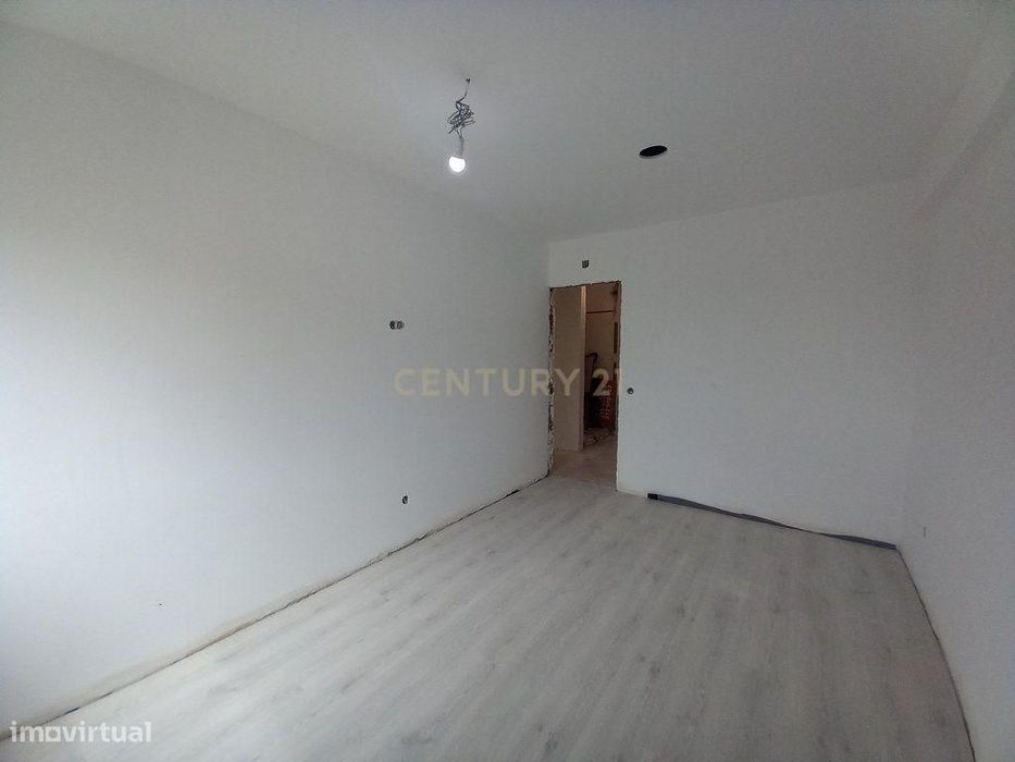 T2 Totalmente Remodelado no Carregado – Cozinha Equipada e Excelente A