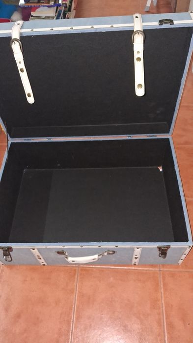 Mala de viagem muito antiga em cartao grande