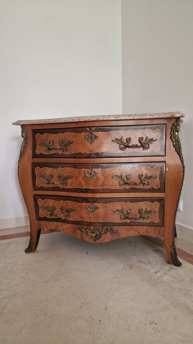 Comoda Louis XV em muito bom estado