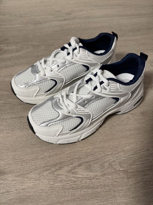 Кросівки жіночі