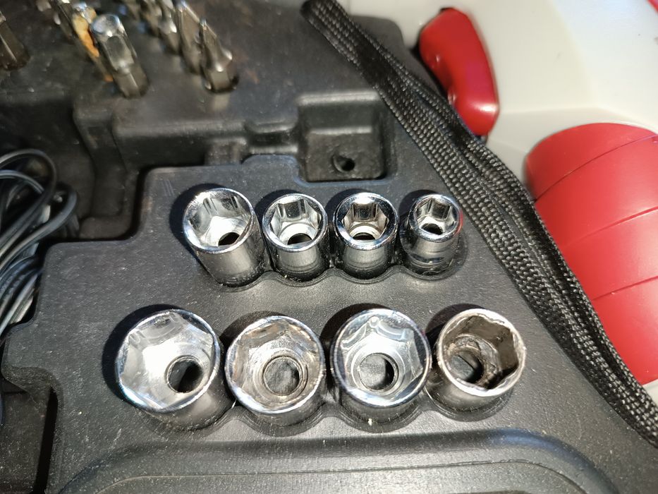 Акумуляторна електровикрутка Intertool 3.6V у кейсі з насадками
