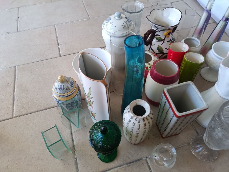 Conjunto de jarras de vários tamanhos e feitios