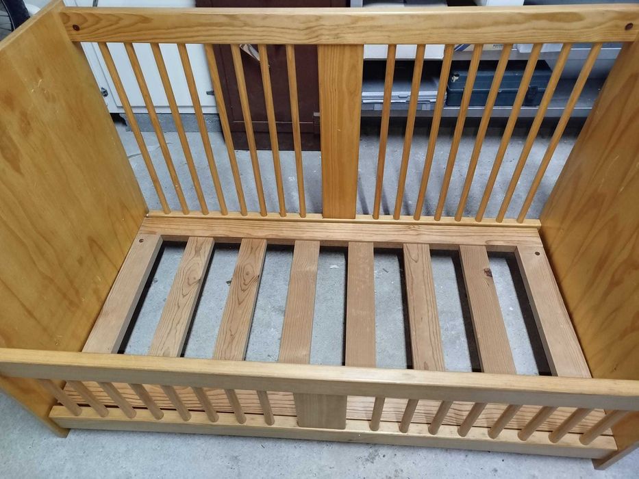 Cama em madeira de bebê com colchão 135/80 cm