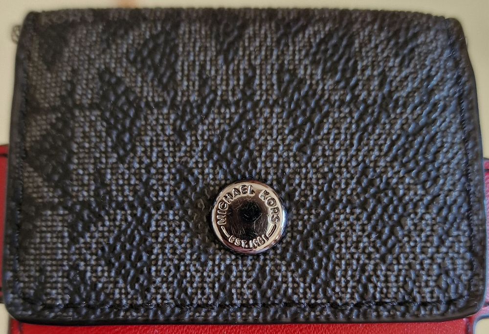 Capa AirPods da Michael Kors (Original) 6,3cm x 5,5cm x 2,5cm