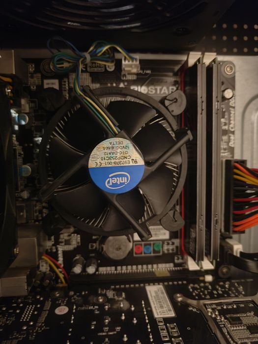 Компьютер с игровым рулём.