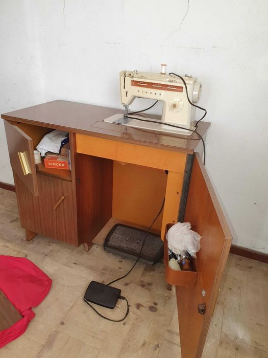 Máquina de Costura Singer Modelo 518, com pouco uso