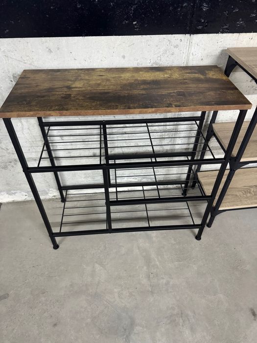 Sapateira com tampo de madeira e metal preto