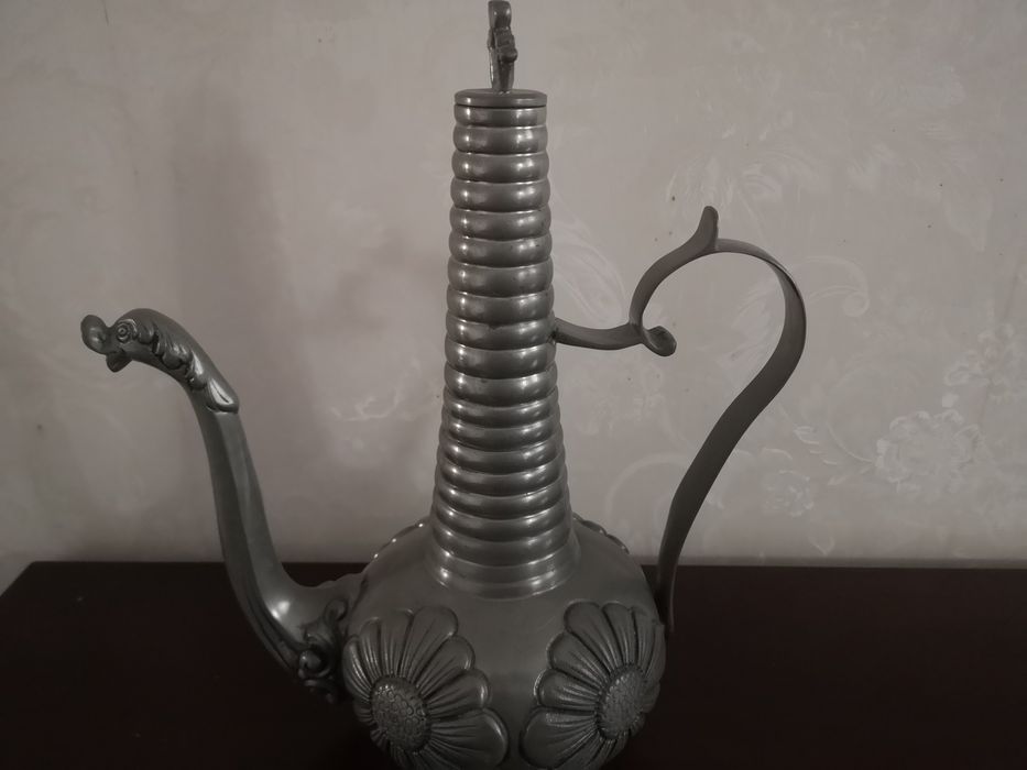 Peça decorativa, em estanho.