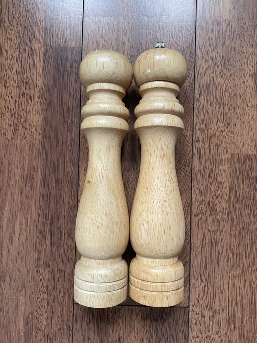 Drewniana solniczka i pieprzniczka 27 cm – klasyczny zestaw