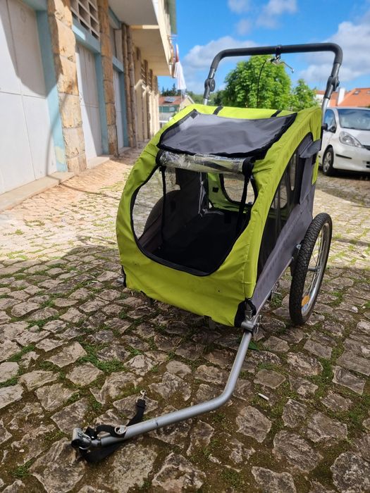 Carrinho atrelado cães