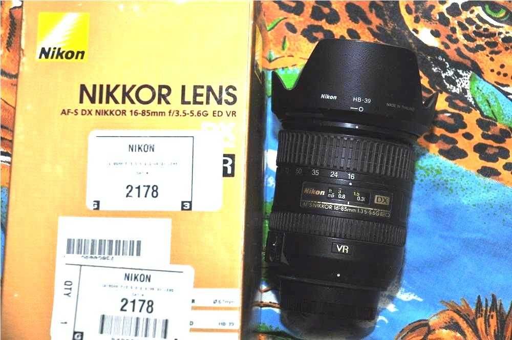 Фотоаппарат Fujifilm Fine pix S 5 pro, объектив Nikkor 16 - 85 ED VR 3,5 - 5,6 G, вспышка Metz 48 AF - 1 for Nikon.