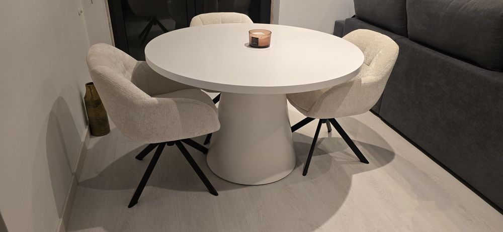 Mesa de jantar e cadeiras