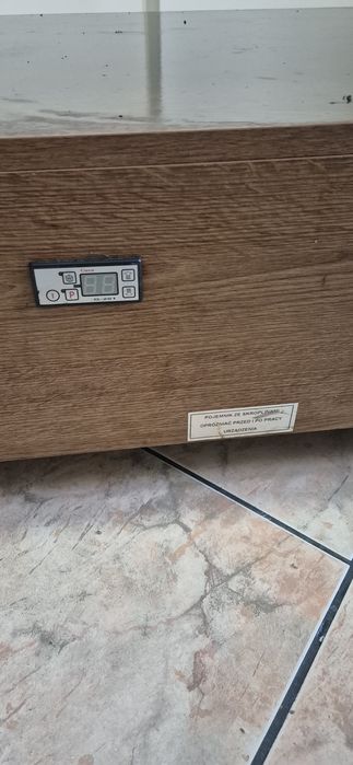 Bar sałatkowy z blatem granitowym