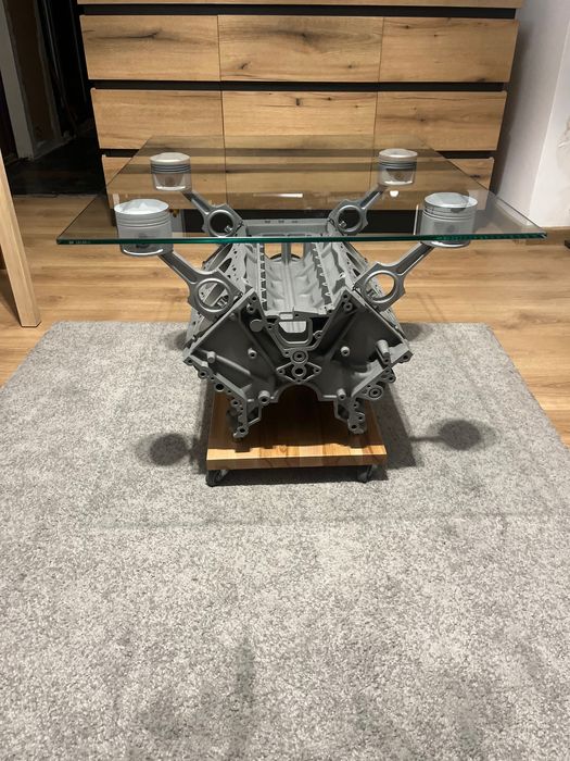 Stolik z silnika V8 BMW
