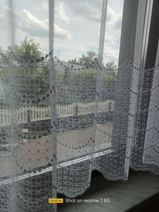 Sprzedam dwie firanki  z haftem