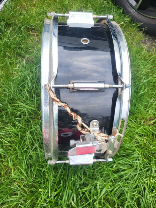 Różne bębny do perkusji