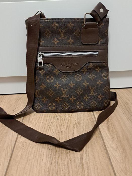 Kultowa stylowa męska torba listonoszka na ramię ciemnobrązowa saszetka Y2K vintage wzór monogram z logo i kieszeniami