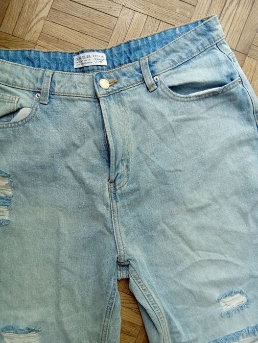 Jasnoniebieski jeansy z dziurami mom fit Primark 44