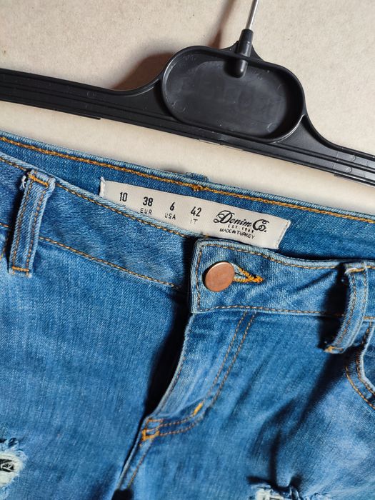 Jeansy z dziurami Denim Co