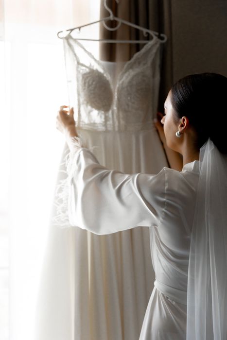 Прадаю весільну атласну сукню