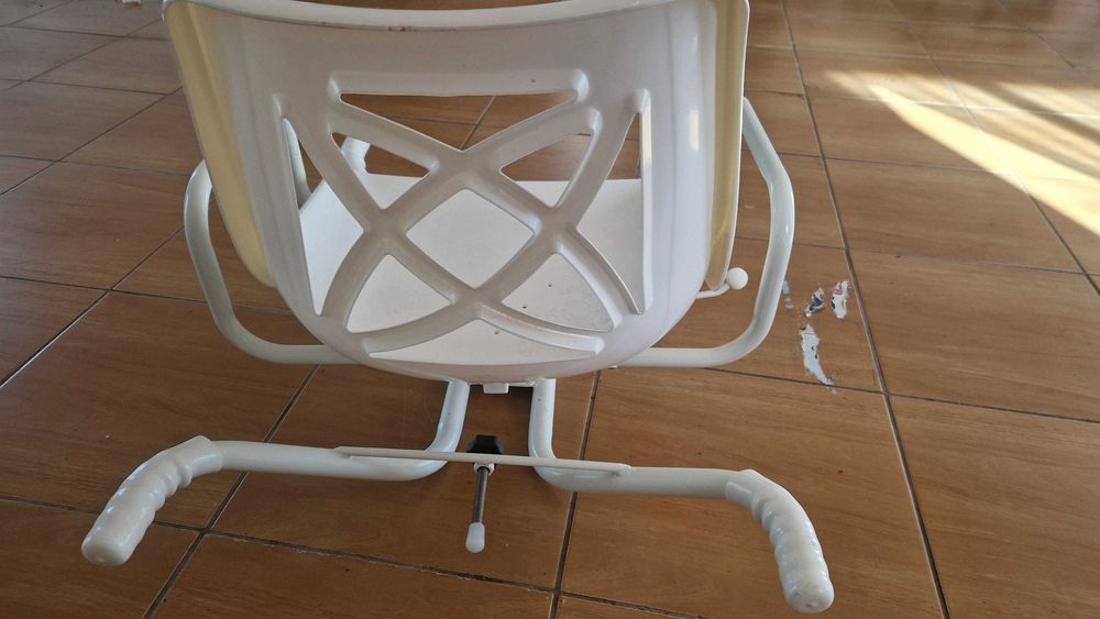 Cadeira de apoio para Banho em bom estado pouco uso
