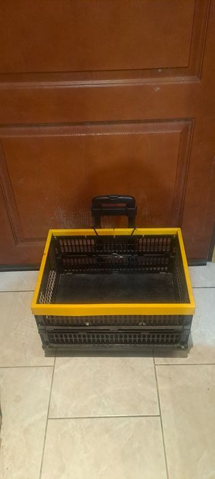 Podręczny składany  wózek transportowy ze skrzynką.