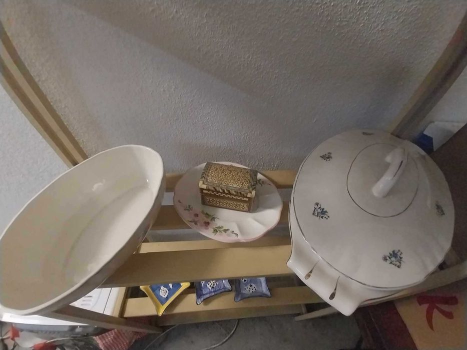 Lindas peças de loiça e bibelôs