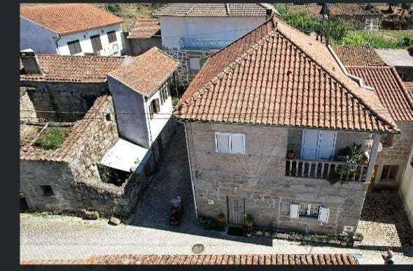 Casa de família em Ratoeira, Celorico da Beira, Portugal bom estado.